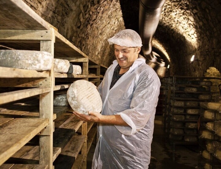 Người Pháp vẫn gìn giữ phô mai nặng mùi như nét đẹp trong văn hóa. (Ảnh: Connexion France)