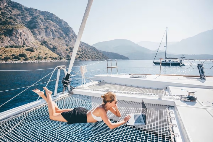 Nhiều người dùng mạng xã hội kinh ngạc trước lối sống xa hoa của giới siêu giàu. (Ảnh: Getty Images)