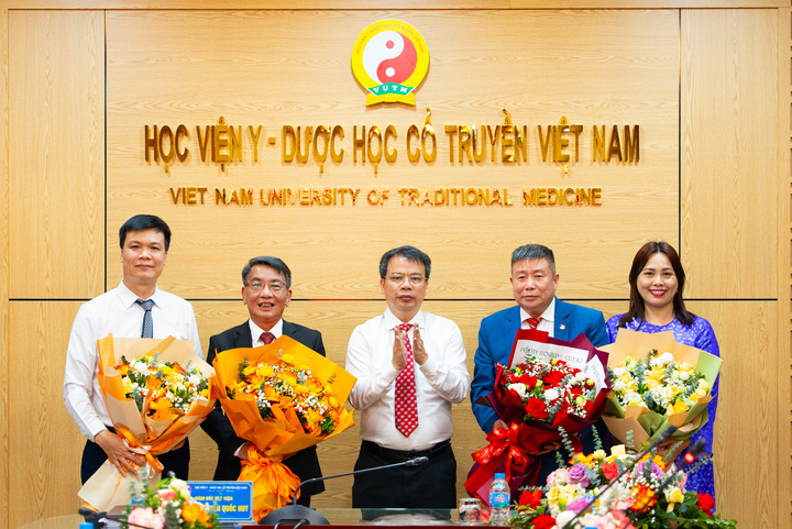 Lãnh đạo Học viện Y - Dược học Cổ truyền Việt Nam tặng hoa chúc mừng các PGS vừa được bổ nhiệm lại.