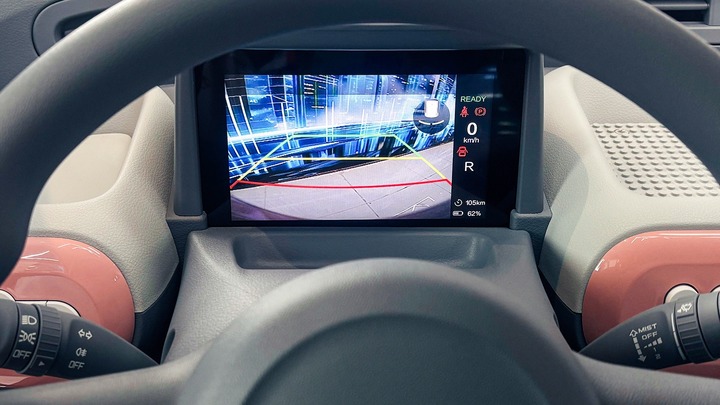 Bảng táp-lô mang phong cách hiện đại với màn hình LCD 7 inch.