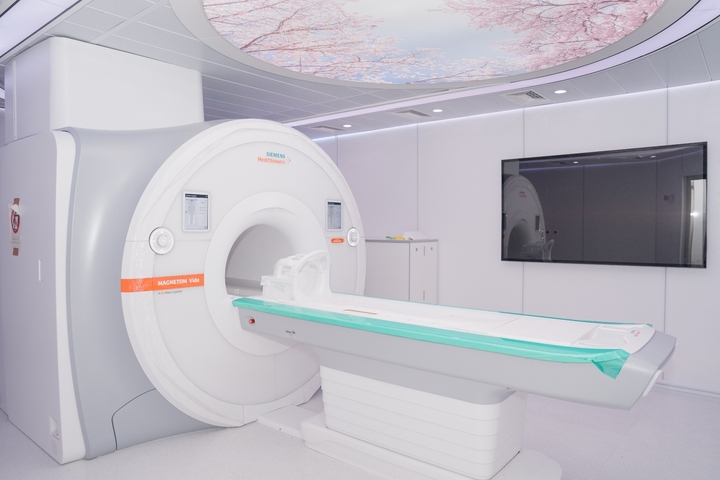 Không gian chụp MRI thế hệ mới: Rộng rãi, giảm ồn, tối ưu trải nghiệm cho người bệnh.