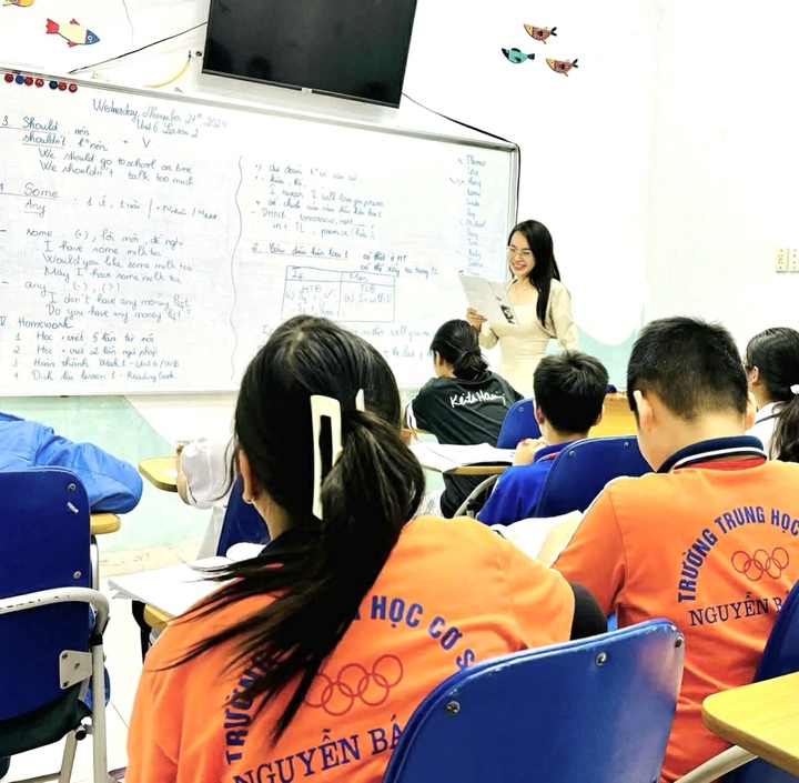 Cô giáo Minh Thu (áo trắng) trong lớp học tiếng Anh. (Ảnh: NVCC)