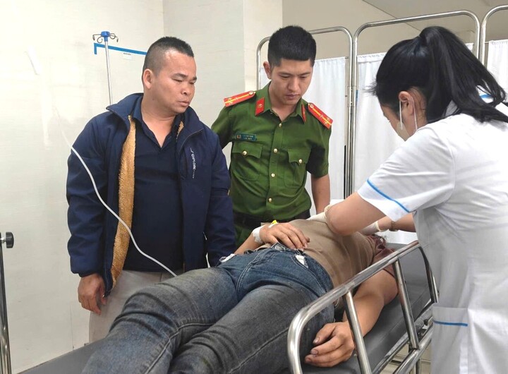 Chị Bình được đưa đến cấp cứu tại Trung tâm Y tế Lục Ngạn kịp thời. (Ảnh: Công an Bắc Ninh).