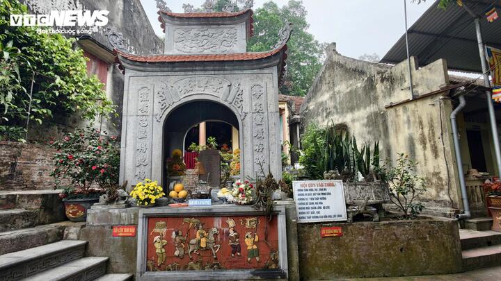 Tại các ban thờ trong chùa không có bất cứ hòm công đức nào. Bên trên ban thờ chỉ có hoa quả, bánh kẹo, đèn nhang.