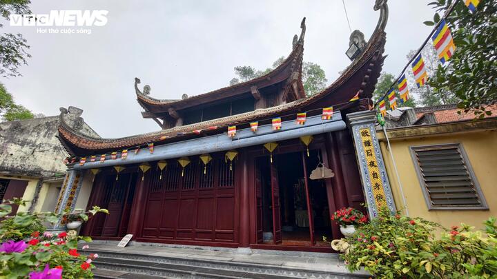 Trụ trì chùa Tiêu Thích Đàm Chính (98 tuổi) chia sẻ, từ khi sư thầy đảm nhiệm vai trò trụ trì, nhà chùa không đặt hòm công đức và duy trì nếp này cho đến nay.