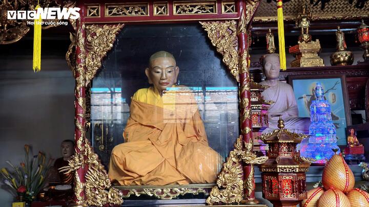 Bà Nguyễn Thị Xuyến (72 tuổi, ở phường Tam Sơn) cho biết, việc chùa Tiêu nói không với tiền công đức, đốt vàng mã và lễ mặn đã có từ lâu đời. "Khi còn nhỏ, tôi thường ra chùa đã không thấy những hình thức này và đến nay vẫn được duy trì. Đây là nét tu hành thanh tịnh được các thế hệ nhà chùa gìn giữ, đề cao sự thành tâm hơn mọi hình thức lễ nghi khiến chùa Tiêu ngày càng đặc biệt hơn".