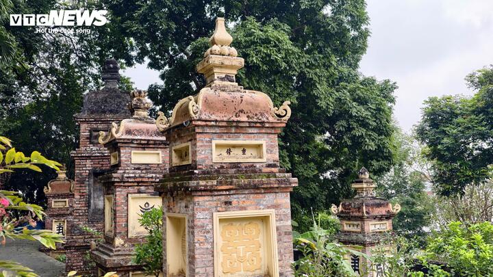 Trong chùa cũng lưu trữ 14 bảo tháp thờ các vị thiền sư từng trụ trì và viên tịch tại đây.