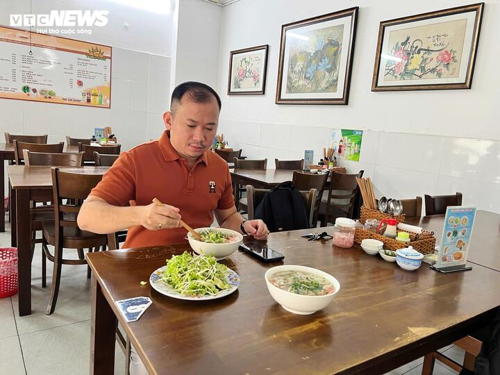 Giá xăng tăng kéo theo giá thực phẩm leo thang, ảnh hưởng trực tiếp đến giá các món ăn bình dân.