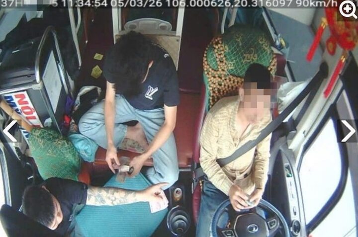 Camera giám sát trên ô tô ghi lại cảnh tài xế và phụ xe đánh bạc khi xe khách đang chạy trên cao tốc.