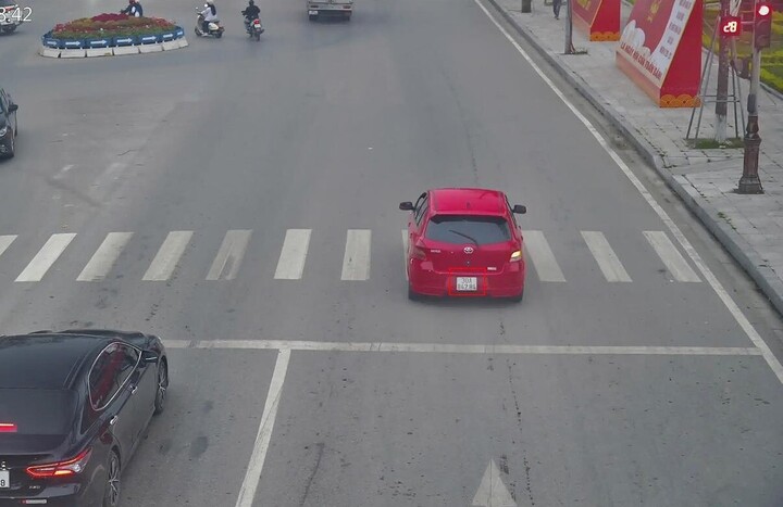 Xe ô tô vượt đèn đỏ. (Ảnh: Công an Bắc Ninh).
