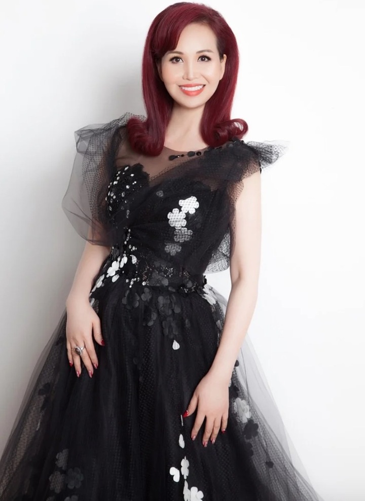 Ở tuổi 57, Diệu Hoa vẫn sở hữu nhan sắc rạng rỡ, trẻ trung, thậm chí còn mặn mà hơn xưa.