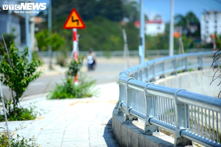 Hệ thống lan can, vỉa hè và cây xanh được bố trí gọn gàng, ngăn nắp, tinh tươm.