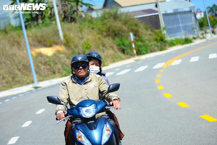 Ông Trần Văn Hưng (phường Lâm Viên - Đà Lạt) cho biết, rất vui vì con đường đã hoàn thành. "Tôi và gia đình đã có thể lên xuống hồ Tuyền Lâm, Thiền viện Trúc Lâm dễ dàng mà không sợ kẹt xe, chen lấn so với trước kia mỗi khi lễ, Tết", ông Hưng nói.