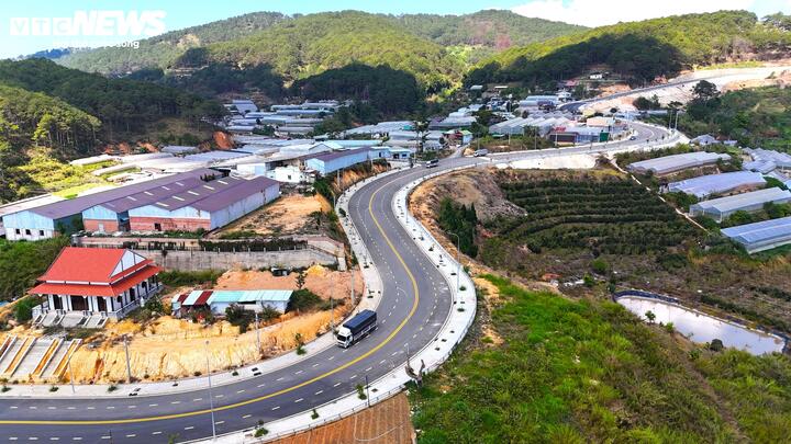 Con đường mới khang trang, hoành tráng mang đến niềm vui cho người dân và du khách khi đặt chân đến xứ sở ngàn hoa. Con đường giúp kết nối đèo Prenn và đèo Tà Nung dễ dàng, rút ngắn khoảng cách đáng kể.