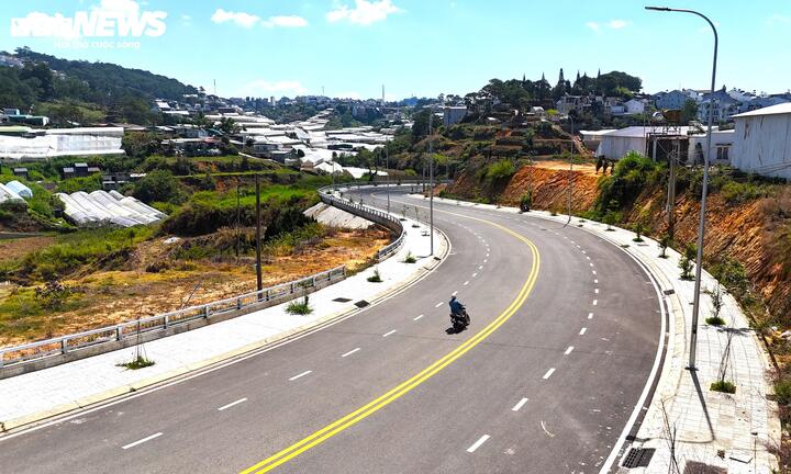 Hệ thống điện, chiếu sáng được lắp đặt đầy đủ đảm bảo an toàn cho các phương tiện vào ban đêm.