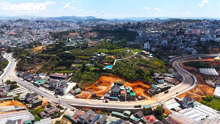 Người dân tại phường Cam Ly - Đà Lạt cho biết, kể từ nay, bất kể mùa mưa hay nắng họ không còn phải lo sợ khi đi trên tuyến đường này. Đó là niềm vui lớn của bao thế hệ sinh sống tại đây.