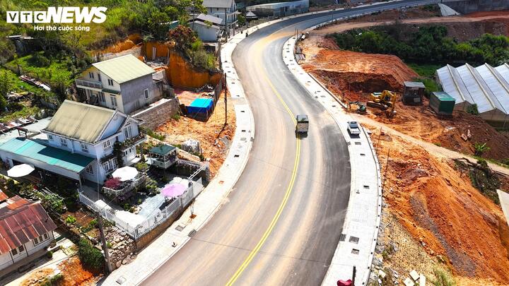 Các xe tải chở rau hoa từ làng hoa Vạn Thành khi về TP.HCM có thể xuống đèo Prenn thay vì đi theo đèo Tà Nung.