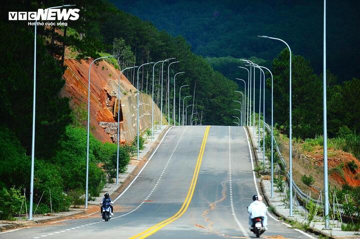 Trên tuyến đường này hai bên là cảnh núi rừng, thông reo vi vu, không khí trong lành.