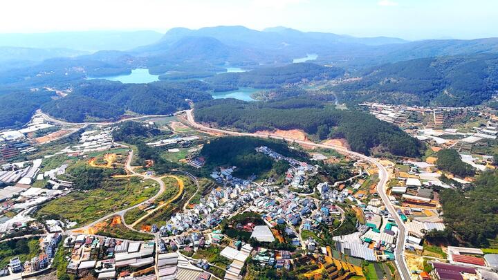 Dự án đường vành đai Đà Lạt có tổng chiều dài 7,4km với tổng vốn đầu tư khoảng 870 tỷ đồng. Đây là dự án do Sở Giao thông vận tải tỉnh Lâm Đồng (nay là Sở Xây dựng Lâm Đồng) làm chủ đầu tư. Đường vành đai Đà Lạt có điểm đầu tại nút giao Trúc Lâm - Yên Tử (phường Xuân Hương - Đà Lạt, Lâm Đồng) và kết thúc tại đường Hoàng Văn Thụ (phường Cam Ly - Đà Lạt, Lâm Đồng) đã hoàn thành sau hơn 5 năm xây dựng. Dự án đường vành đai Đà Lạt được kỳ vọng sẽ hoàn thiện hệ thống hạ tầng giao thông, kết nối giao thông cho các phường ở vùng đô thị Đà Lạt, giảm ùn tắc giao thông khu vực trung tâm và phục vụ nhu cầu phát triển kinh tế, xã hội địa phương.