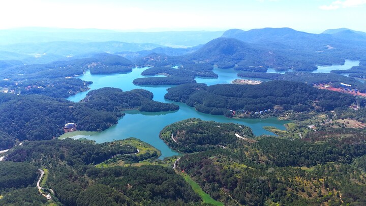 Cung đường này được xem là đường đẹp nhất Đà Lạt vì băng xuyên qua những cánh rừng thông xanh bạt ngàn nằm cạnh hồ Tuyền Lâm và núi đồi quanh co của Đà Lạt.