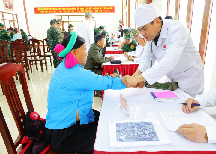 Cán bộ quân y Trung Quốc thăm khám bệnh miễn phí cho người dân vùng biên tại Quảng Ninh.