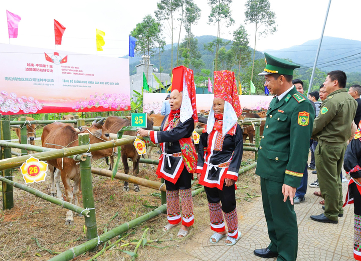 Lực lượng biên phòng hai nước cũng phối hợp trao tặng bò giống cho người dân khó khăn tại vùng biên.