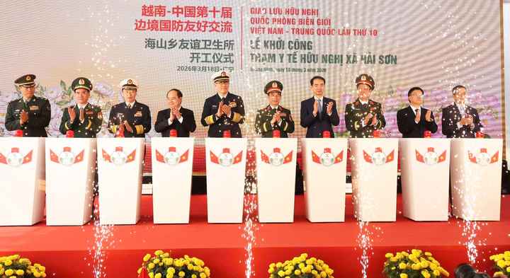 Lãnh đạo Bộ Quốc phòng hai nước Việt Nam - Trung Quốc tại lễ khởi công xây dựng Trạm Y tế hữu nghị Việt - Trung trên địa bàn xã Hải Sơn, tỉnh Quảng Ninh.