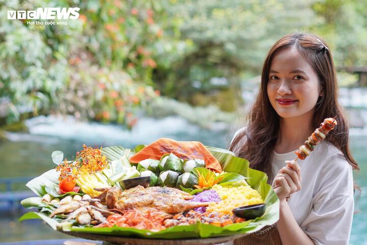 Đến với vùng đất di sản Phong Nha - Kẻ Bàng mùa này, du khách không chỉ được mãn nhãn với "đặc sản" thị giác mà còn được tận hưởng những món ngon của núi rừng, trải nghiệm thư thái đầy sảng khoái. Du khách có thể thong dong trên chiếc thuyền Kayak, lướt nhẹ trên mặt nước phẳng lặng để ngắm nhìn những tán hoa sà xuống ngay sát tầm tay, hay đơn giản là bách bộ trên những cây cầu gỗ uốn lượn, hít thở bầu không khí trong lành và lắng nghe tiếng chim rừng líu lo hòa cùng tiếng suối chảy róc rách.