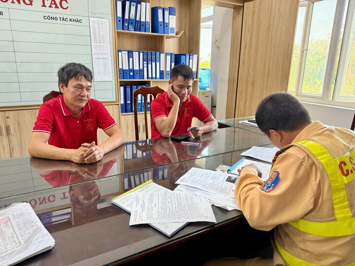 CSGT làm việc với tài xế và phụ xe khách vi phạm