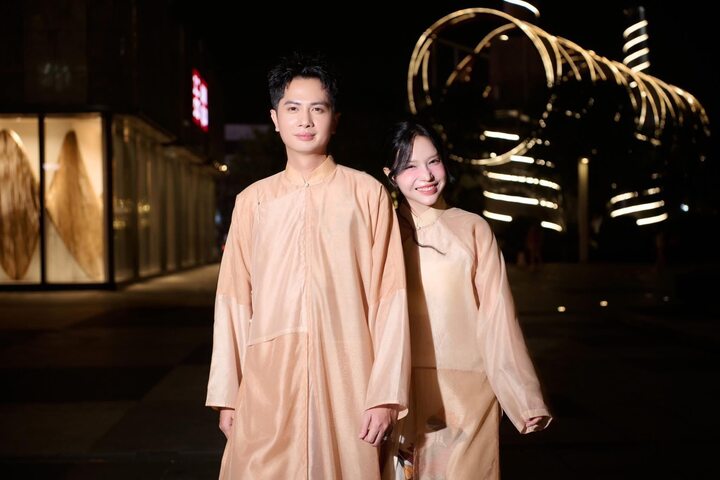 Thời gian qua, "mỹ nhân làng hài" bị đồn hẹn hò với diễn viên Huỳnh Phương. Cả hai có nhiều cử chỉ thân mật và thường công khai sánh đôi cùng nhau tại các sự kiện. Tuy vậy họ vẫn chọn cách im lặng, không công khai chuyện tình cảm.