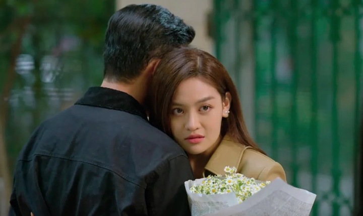 Trong phim, Hà Lê và Minh Kiên từng có mối quan hệ tình cảm sâu đậm trước khi chia tay khoảng 4 năm trước. Sau đó, cô ra nước ngoài sinh sống và kết hôn với người khác, song cuộc hôn nhân này lại đổ vỡ. Trở về Việt Nam, cô chủ động "nối lại tình xưa" với Kiên dù biết anh đang có bạn gái mới.