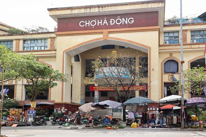 Tại phố Bà Triệu (phường Hà Đông), khu vực vỉa hè trước cổng chợ Hà Đông bị các tiểu thương chiếm dụng để buôn bán.