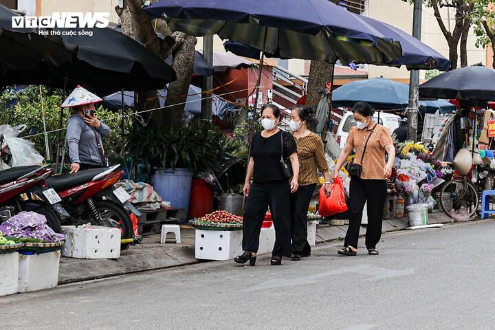 Sau chỉ đạo của Giám đốc Công an Hà Nội, vỉa hè vẫn bị tái lấn chiếm - 14