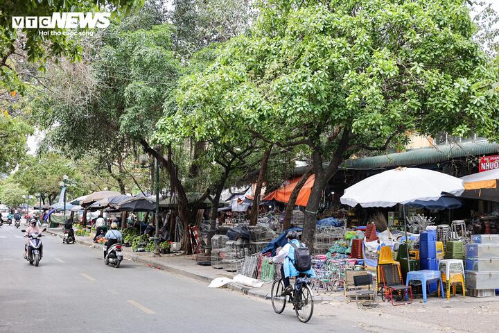 Tương tự, trên phố Lê Lợi (phường Hà Đông), khu vực phía sau chợ Hà Đông cũng xuất hiện tình trạng lấn chiếm vỉa hè, khiến lối đi dành cho người đi bộ gần như bị xóa bỏ.
