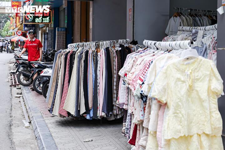 Sau chỉ đạo của Giám đốc Công an Hà Nội, vỉa hè vẫn bị tái lấn chiếm - 18