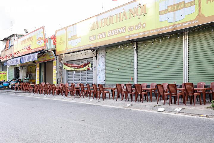 Tại khu vực ngõ 553 đường Giải Phóng, một quán bia ngang nhiên bày bàn ghế tràn kín vỉa hè để phục vụ kinh doanh.