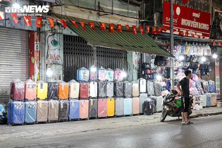 Sau chỉ đạo của Giám đốc Công an Hà Nội, vỉa hè vẫn bị tái lấn chiếm - 24