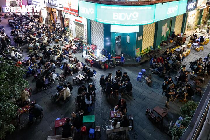 Tại khu vực vỉa hè nút giao Phạm Ngọc Thạch – Lương Đình Của về đêm, hàng quán mọc lên dày đặc, lấn chiếm vỉa hè, phủ kín cả một góc đường.