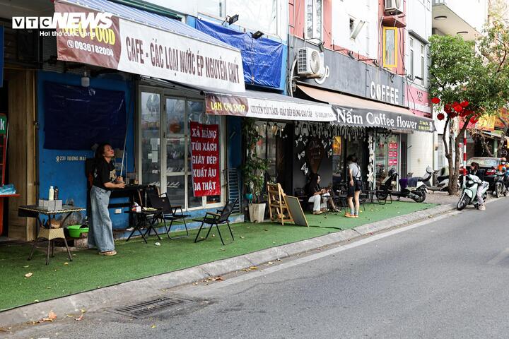Tuy nhiên, theo ghi nhận của phóng viên Báo Điện tử VTC News vào chiều và tối các ngày 18 - 19/3 cho thấy, tại một số tuyến phố Hà Nội vẫn còn tình trạng hàng quán ngang nhiên lấn chiếm vỉa hè, lòng đường để kinh doanh và trông giữ xe.
