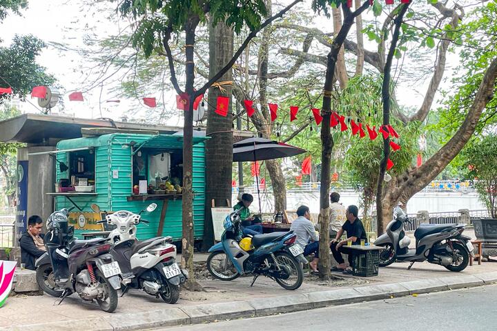 Sau chỉ đạo của Giám đốc Công an Hà Nội, vỉa hè vẫn bị tái lấn chiếm - 8