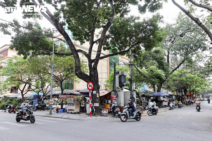 Sau chỉ đạo của Giám đốc Công an Hà Nội, vỉa hè vẫn bị tái lấn chiếm - 12
