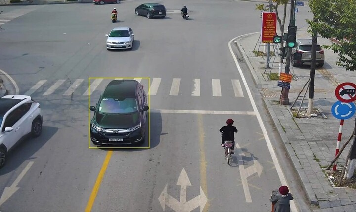 Xe ô tô lấn làn, đè vạch. (Ảnh: Công an Bắc Ninh).