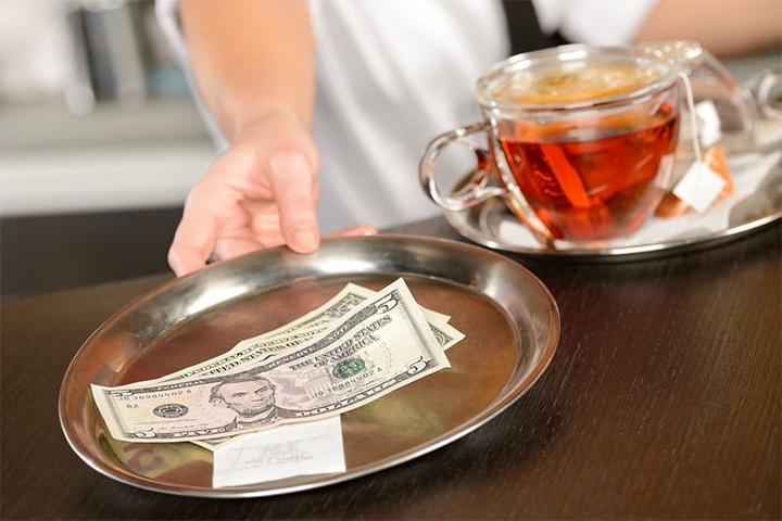 Nhiều người Mỹ có thói quen để lại tiền tip cùng lời nhắn cảm ơn. (Ảnh: Pronastion)
