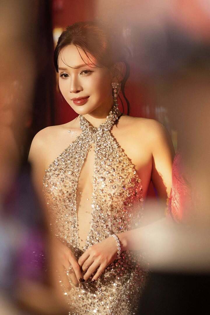 Ngoài tài năng diễn xuất, cô còn khiến dân tình trầm trồ bởi vóc dáng gợi cảm và nhan sắc xinh đẹp. Chính điều này khiến Khả Như được mệnh danh là "đệ nhất mỹ nữ gợi cảm làng hài Việt".