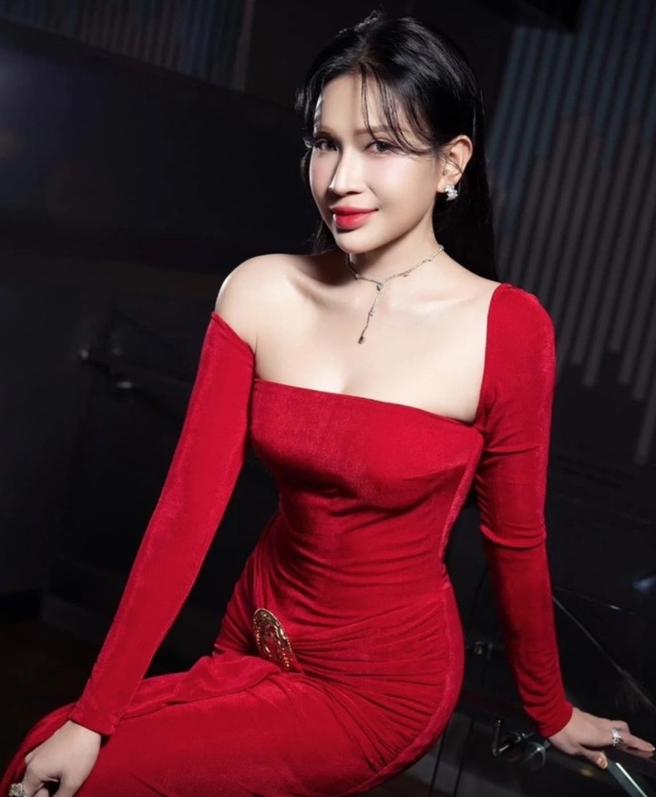 Sau 15 năm hoạt động nghệ thuật kết hợp kinh doanh, Khả Như tích góp được khối tài sản đáng nể. Nhiều đồng nghiệp tiết lộ cô là "đại gia ngầm" của giới showbiz Việt.