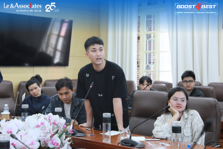 Sinh viên khoa Công trình giao lưu với đại diện OpenUp Construction tại hội thảo cơ hội việc làm kỹ sư Nhật Bản.