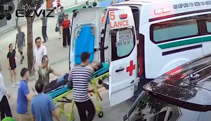 Sau khi đã qua cơn nguy kịch, người đàn ông được đưa đến Bệnh viện đa khoa Nghệ An để tiếp tục chữa trị