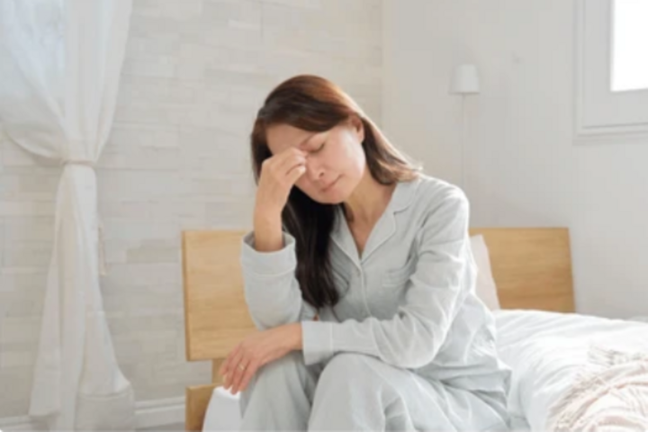 Ngủ ít hơn 6 tiếng mỗi đêm làm giảm độ nhạy insulin và tăng nồng độ cortisol vào buổi sáng (Ảnh: Shutterstock)