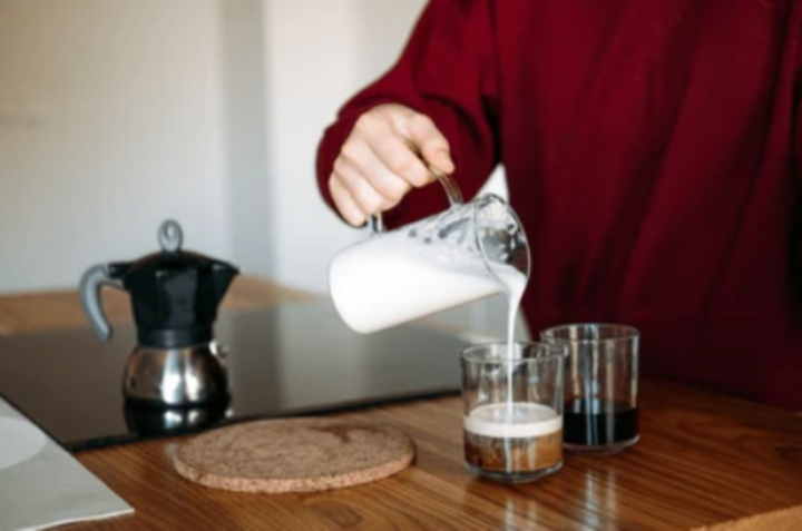 Thói quen uống cà phê khi bụng rỗng có thể làm giảm tạm thời khả năng hấp thụ glucose của tế bào (Ảnh: Shutterstock)