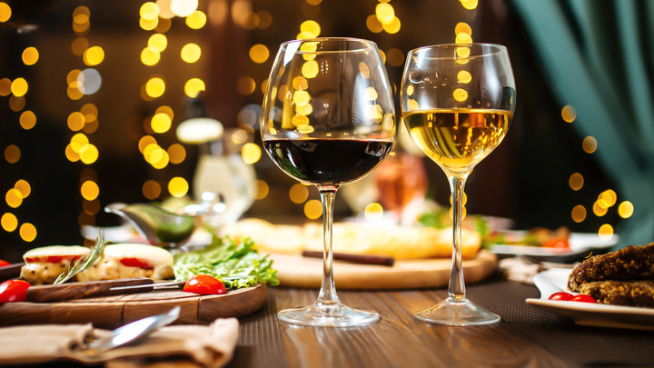 Rượu vang đỏ hay trắng tốt hơn cho sức khỏe? (Ảnh:TastingTable)